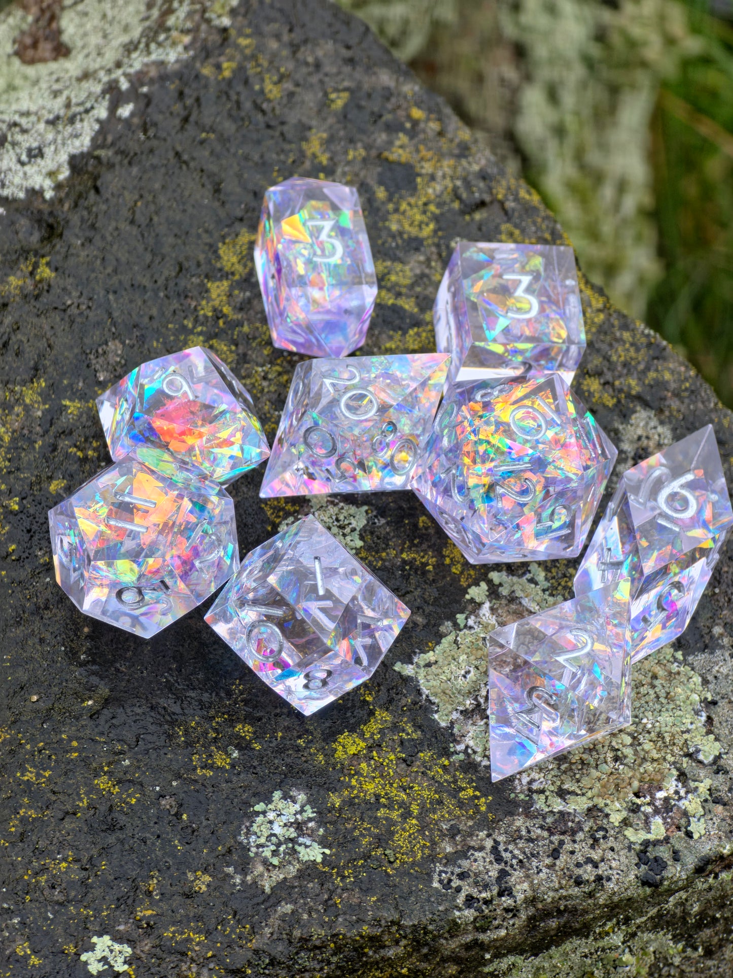 Detailaufnahme der „Prism Aurora“ Würfel – zeigt den mehrschichtigen Opal-Effekt und feine Gravuren.  
Close-up of the “Prism Aurora” dice – showing layered opal effect and delicate engravings.