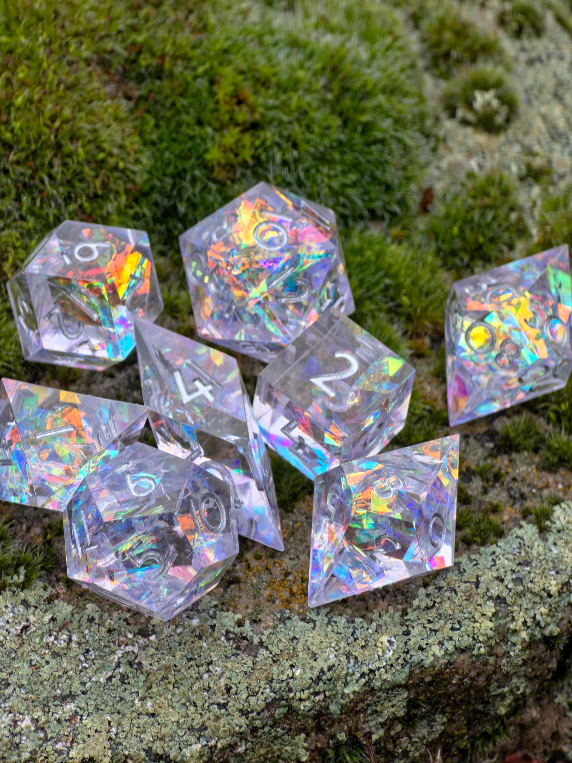 Komplettes „Prism Aurora“ Würfelset – alle Facetten funkeln in Pastellfarben und spiegeln das Licht magisch wider.  
Complete “Prism Aurora” dice set – each facet sparkles in pastel hues, reflecting light with a magical shimmer.