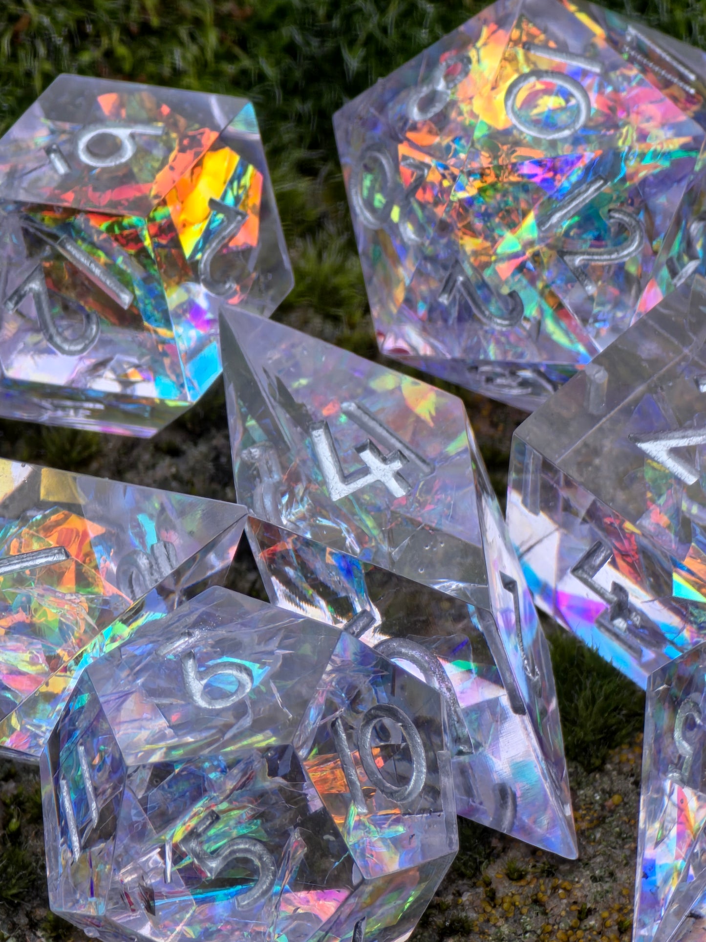 Handgemachtes polyedrisches Würfelset „Prism Aurora“ aus Resin mit irisierendem Opal-Effekt – ein Regenbogen im gefrorenen Licht.  
Handmade polyhedral dice set “Prism Aurora” in resin with iridescent opal effect – a rainbow captured in frozen light.