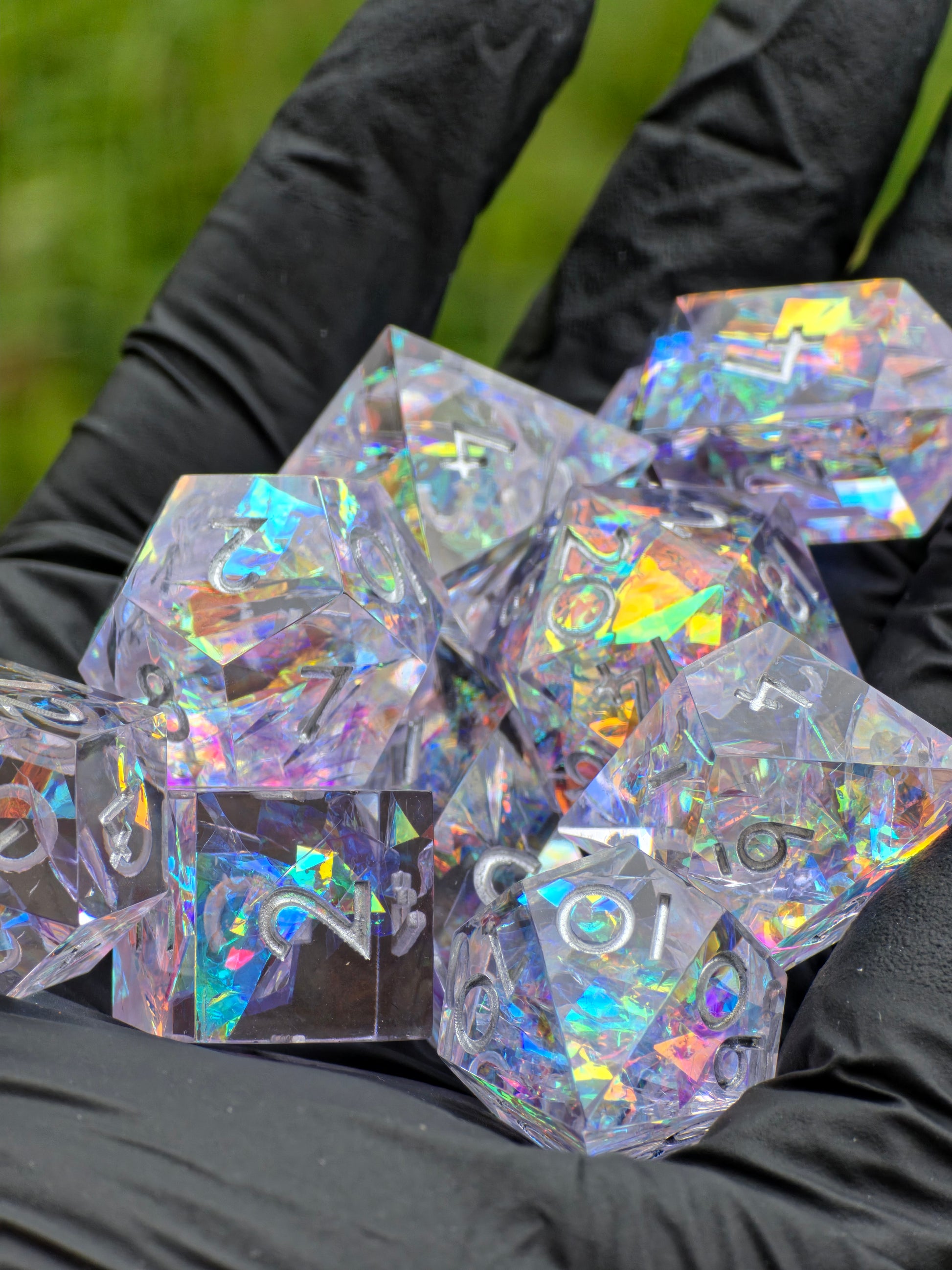 Studioaufnahme des „Prism Aurora“ Würfelsets – Spiegelglanz-Finish, präzise Gravuren und schillernde Farbreflexe.  
Studio shot of the “Prism Aurora” dice set – mirror-gloss finish, precise engravings and shimmering color reflections.