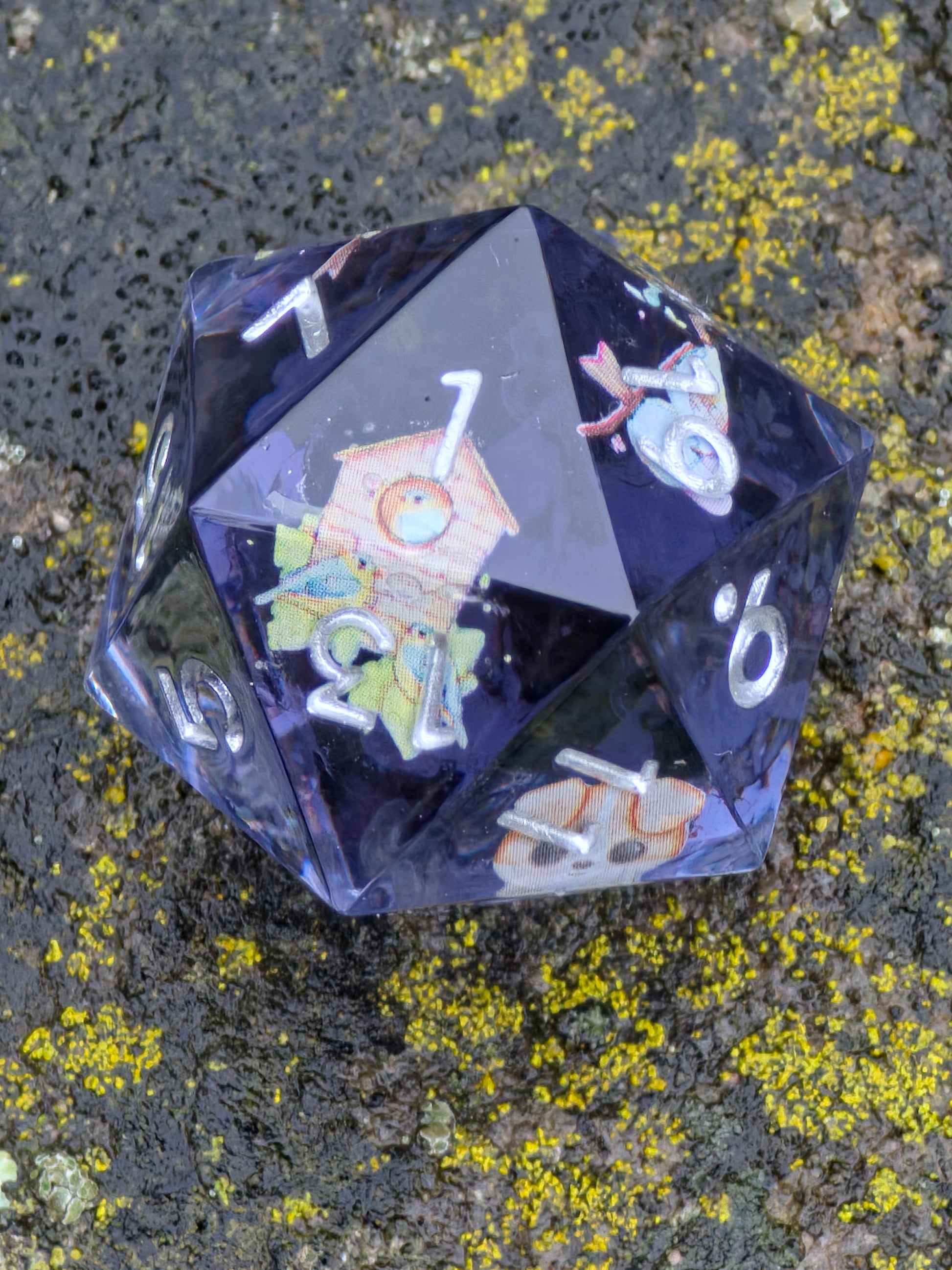 Detailaufnahme des „Spring Morning“ Würfels – klare Harzstruktur, feine Details und zarte Pastellfarben.  
Close-up of the “Spring Morning” die – crystal-clear resin, delicate pastel details and shimmering inclusions.