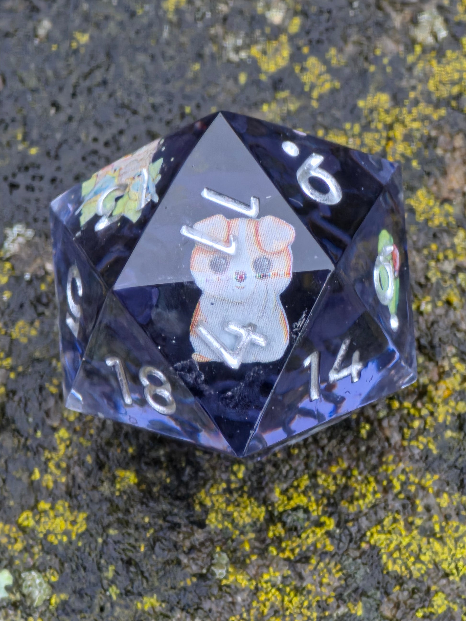 D20 „Spring Morning“ auf neutralem grauem Hintergrund – hebt Transparenz und eingebettete Figuren hervor.  
“Spring Morning” D20 on neutral gray background – highlighting transparency and embedded miniature figures.