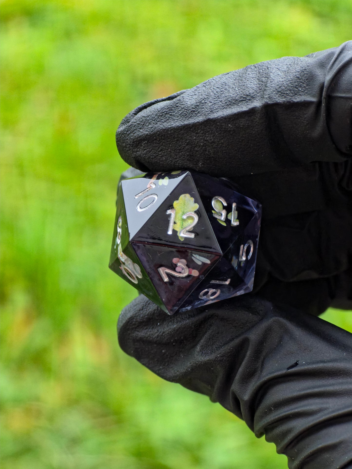 Seitenansicht des handgefertigten Würfels – zeigt den kleinen Hund und feine Glanzeffekte im Inneren.  
Side view of the handmade die – showing the tiny dog figure and subtle shimmering effects inside.