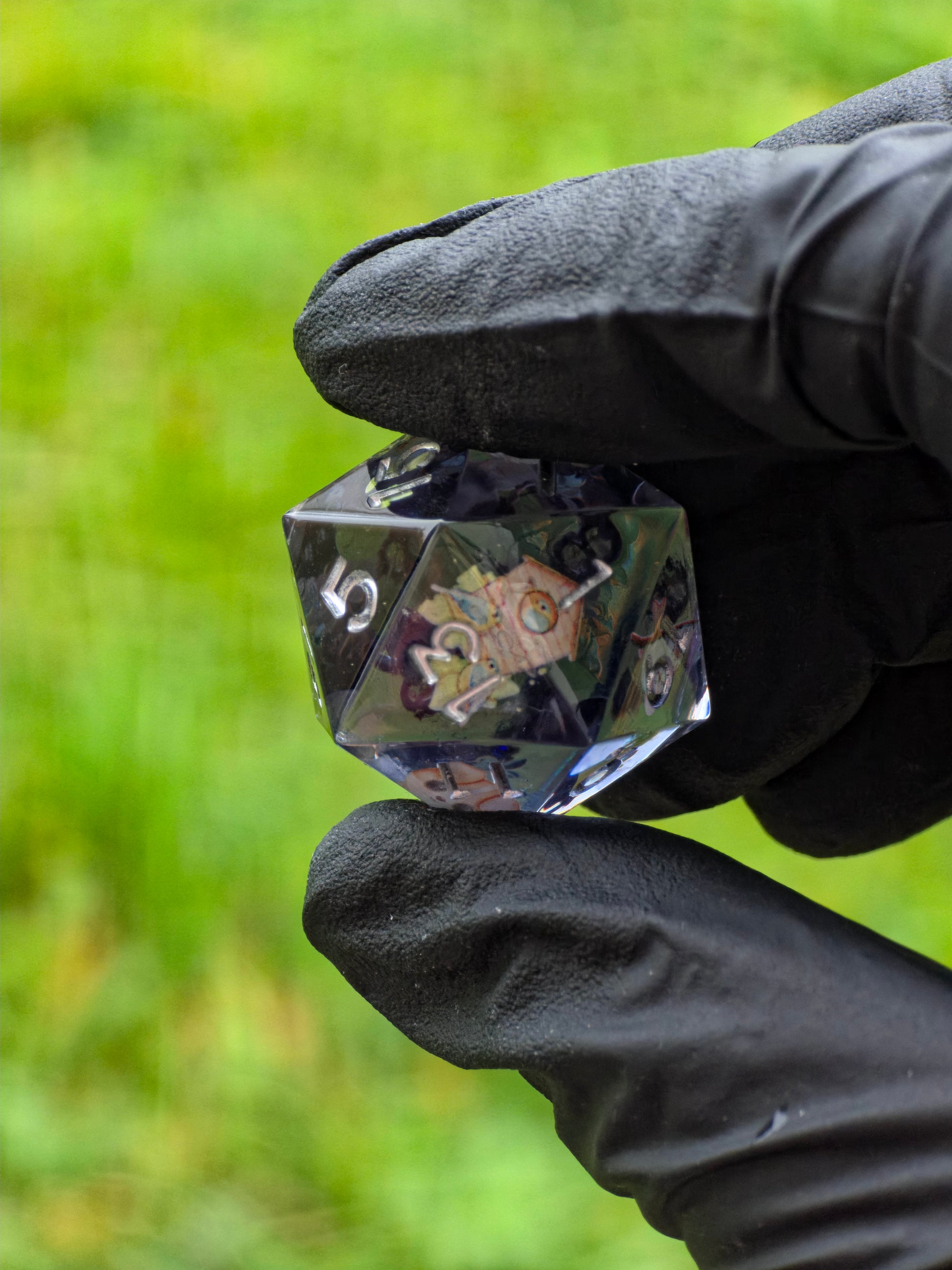 Studioaufnahme des „Spring Morning“ Würfels – klares Harz, präzise Gravuren, perfekt für DnD-Fans.  
Studio shot of the “Spring Morning” die – clear resin, precise engravings, perfect for DnD fans and collectors.