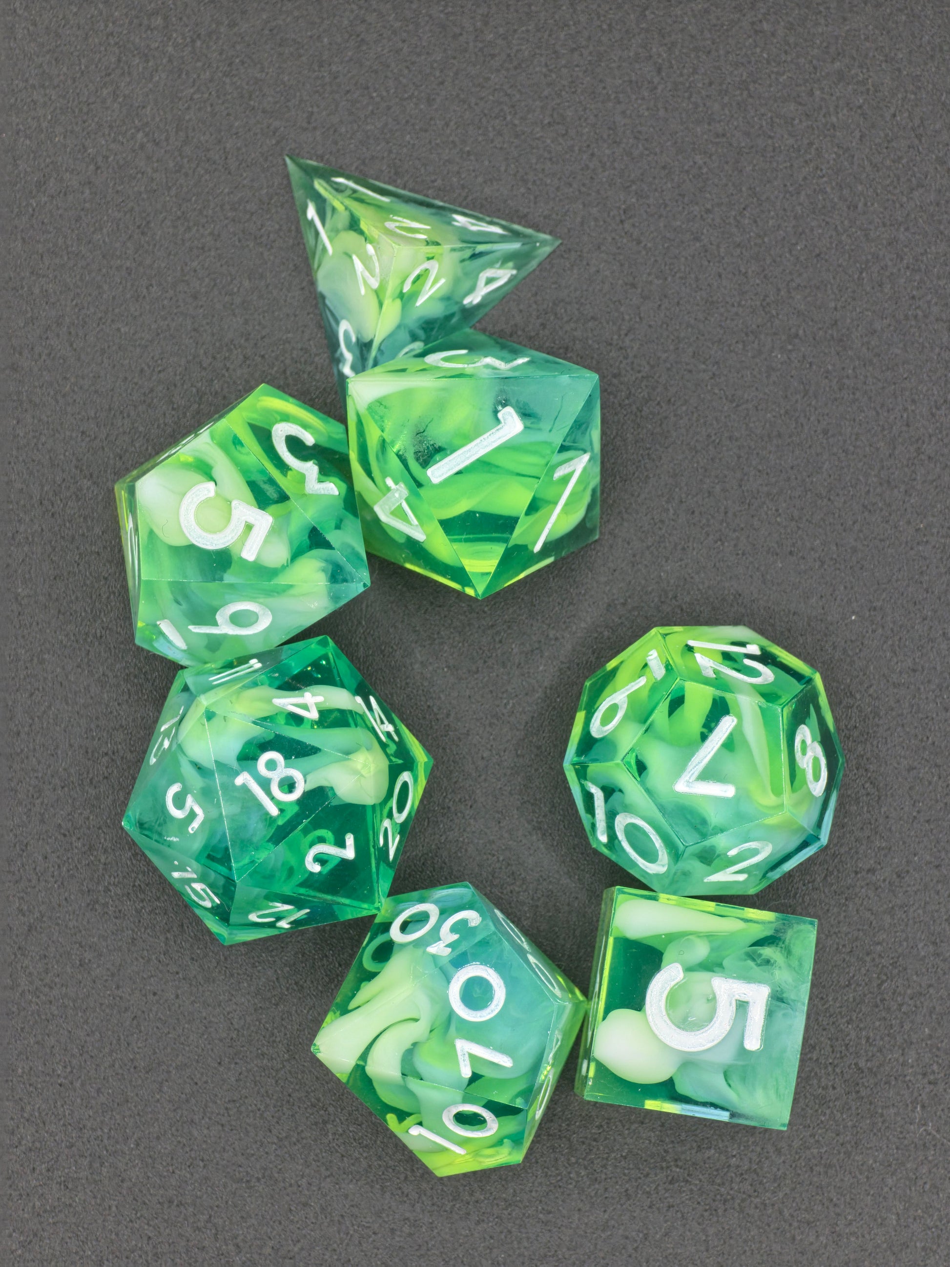 Detailaufnahme des Stormborn Cloud Nebula – intensive Wirbel aus Blau und Neongelb im Harz.  
Close-up of Stormborn Cloud Nebula – intense blue and neon-yellow swirls inside the resin.