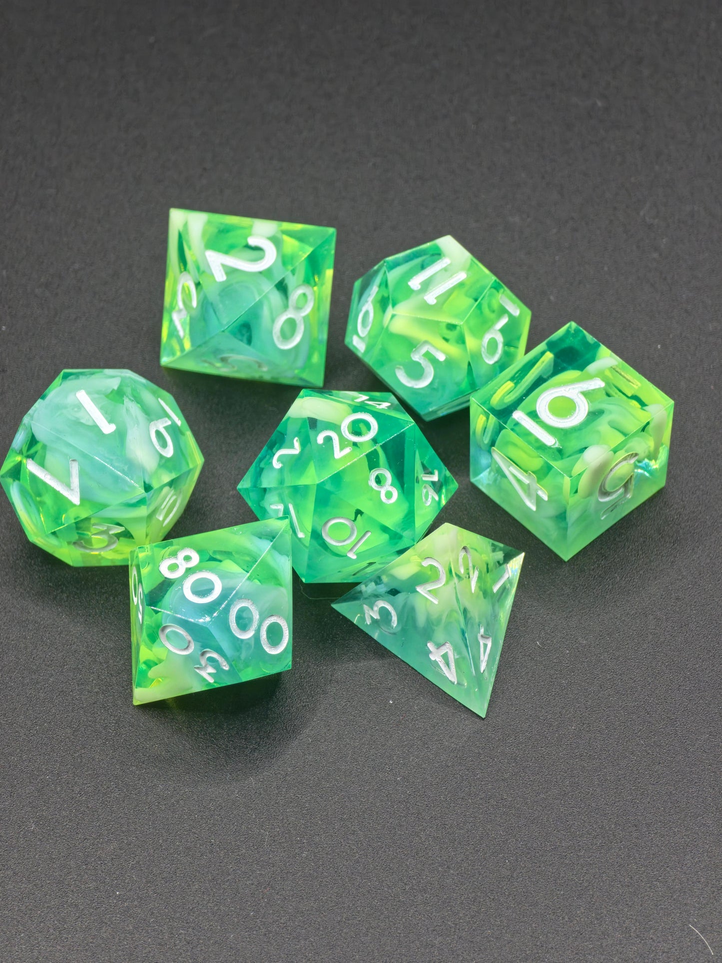 Handaufnahme des Stormborn Cloud Nebula Sets – leuchtende Blau- und Neongelb-Wolken im transparenten Resin.  
Hand shot of the Stormborn Cloud Nebula set – glowing blue and neon-yellow clouds in clear resin.