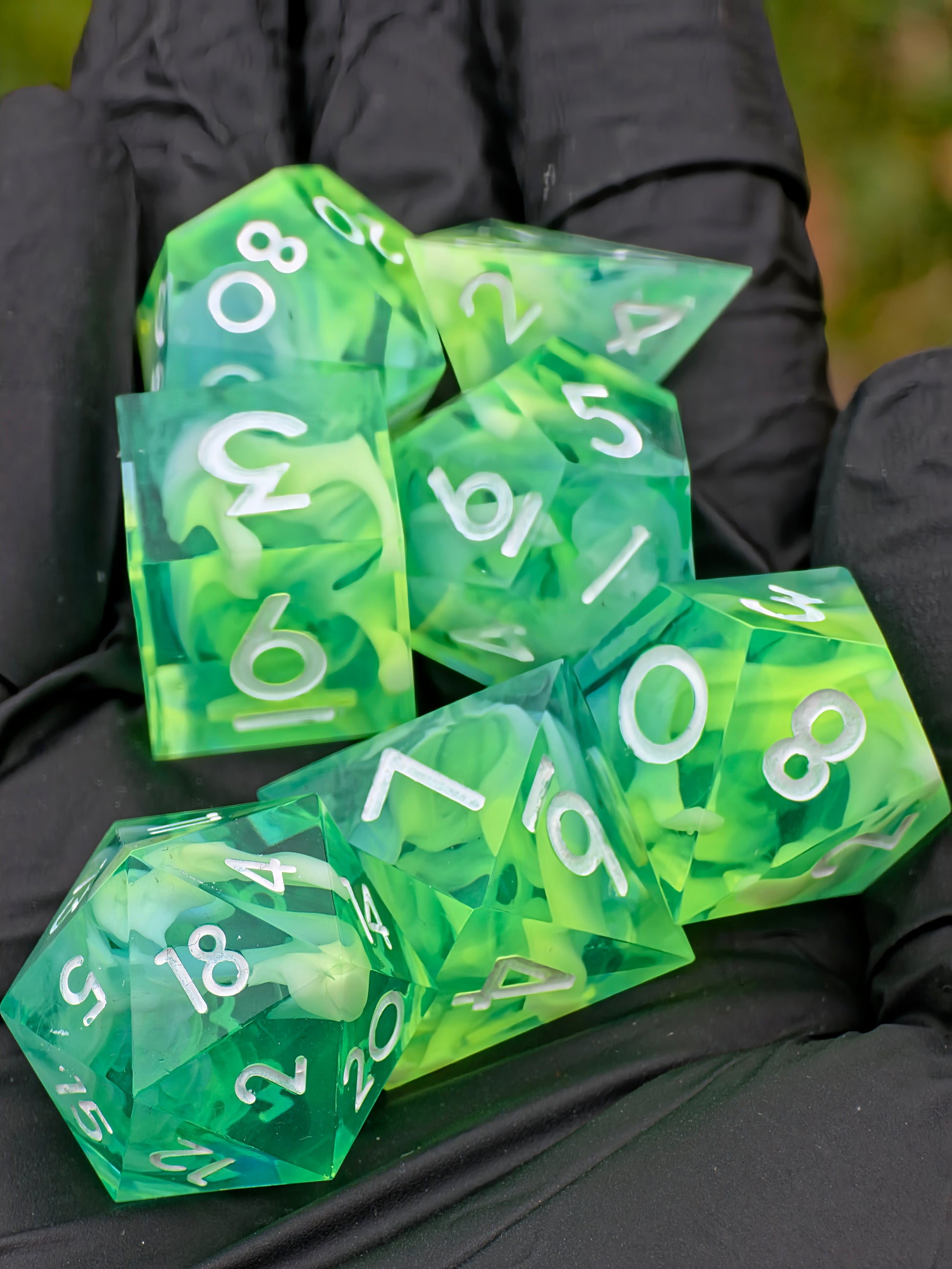 Stormborn Cloud Nebula Würfelset – blau-neongelbe Resin Dice mit starkem Cloud-Effekt und weißen Zahlen.  
Stormborn Cloud Nebula dice set – blue neon-yellow resin dice with intense cloud effect and white numbering.