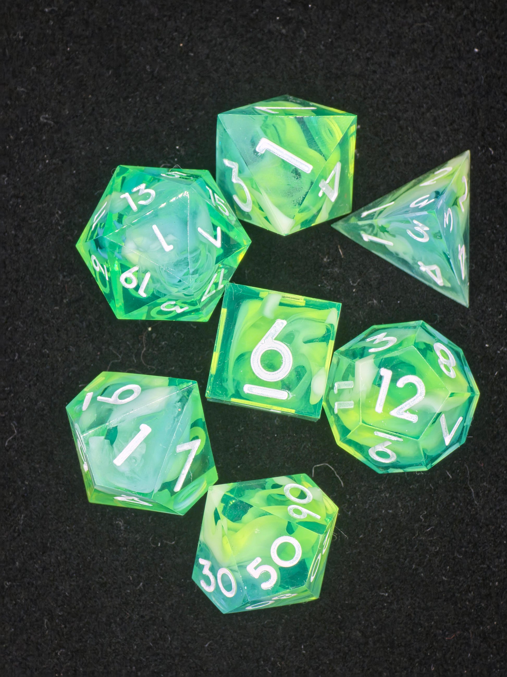 Stormborn Cloud Nebula Würfelset auf Moos – kräftige Neonfarben mit natürlichem Licht und Cloud-Marmorierung.  
Stormborn Cloud Nebula dice set on moss – vibrant neon colors with natural lighting and cloudy marbling.