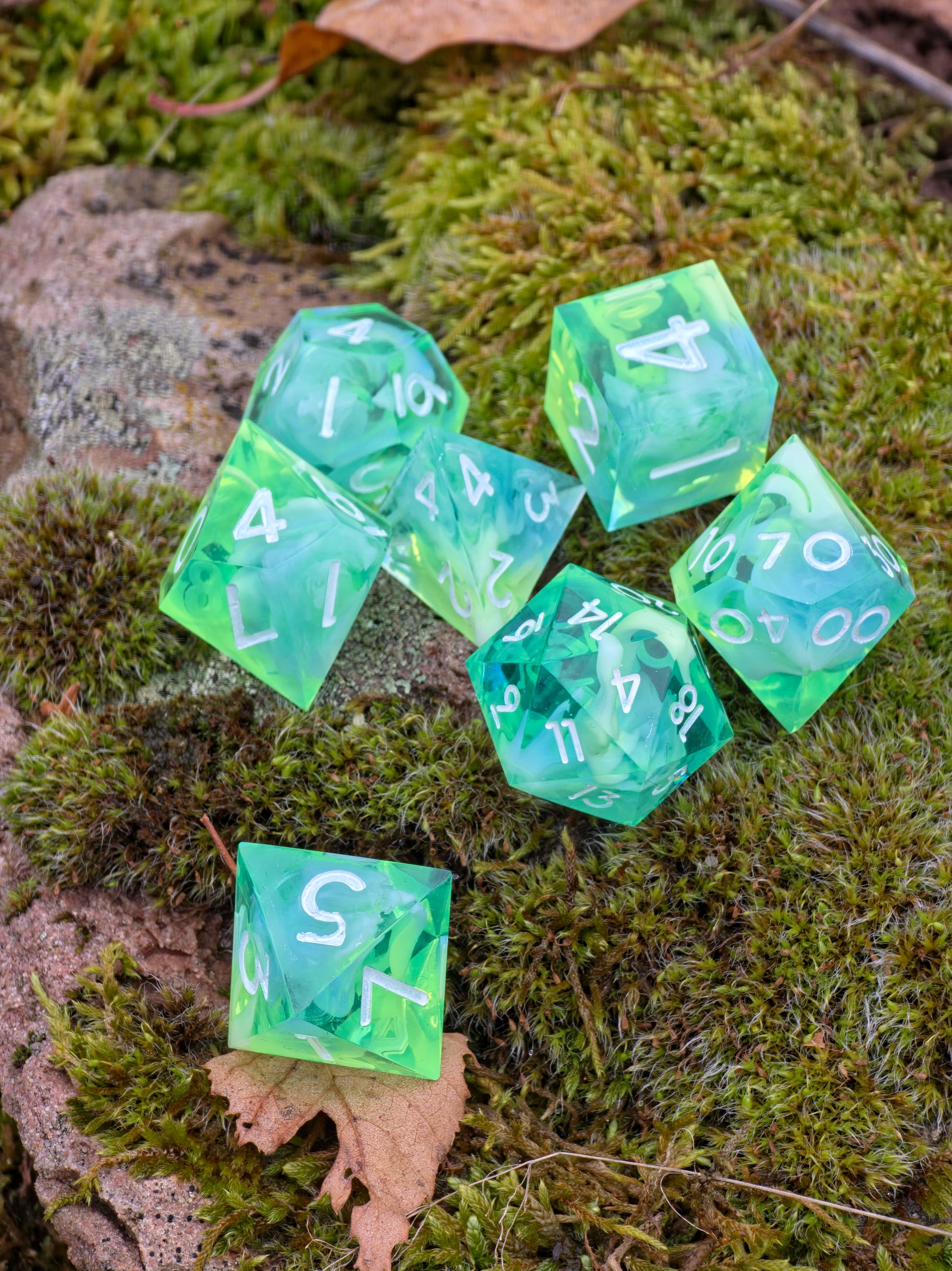 Stormborn Cloud Nebula Würfelset im Sonnenlicht – transparente Blau-Gelb-Wolken mit strahlender Leuchtkraft.  
Stormborn Cloud Nebula dice set in sunlight – transparent blue-yellow clouds with radiant luminosity.
