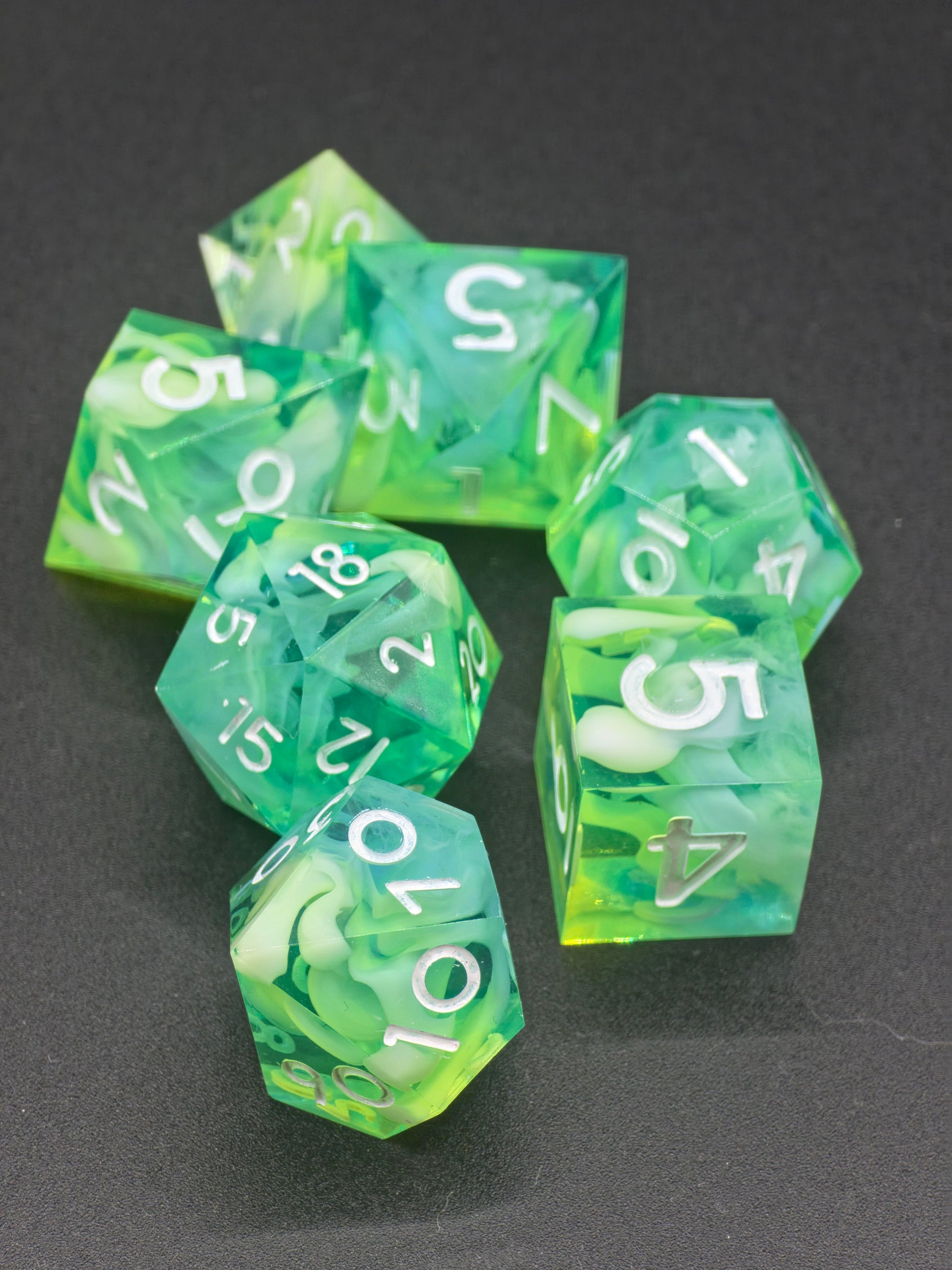 Obenansicht des Stormborn Cloud Nebula Sets – klare Kanten, neongelbe Wolkenstrukturen und weiße Ziffern.  
Top-view of the Stormborn Cloud Nebula set – crisp edges, neon-yellow cloud patterns and white digits.