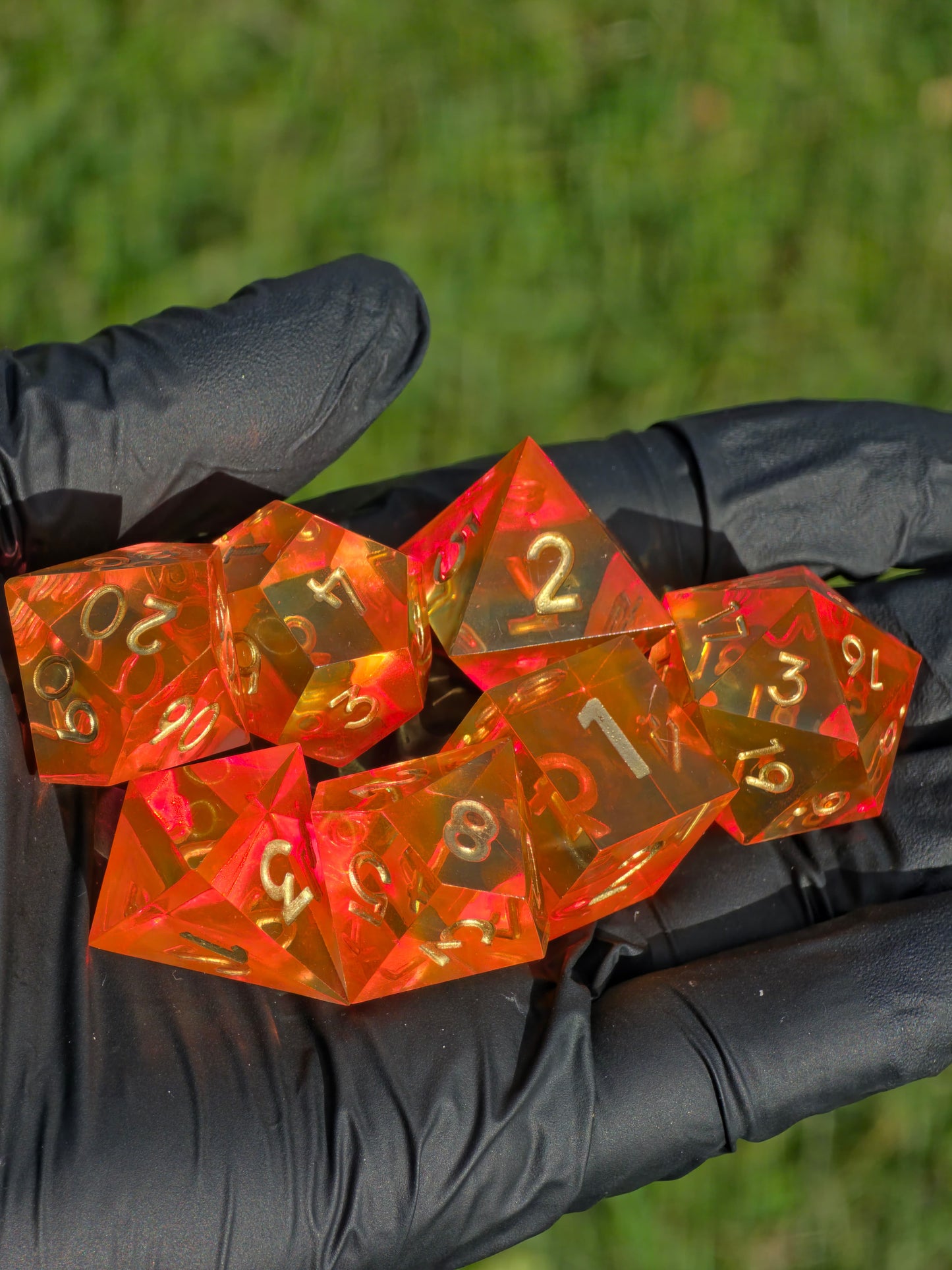 „Sunflare“ im Sonnenlicht – golden-orange Farbtöne leuchten wie Flammen.  
“Sunflare” in sunlight – golden-orange hues glowing like flames.