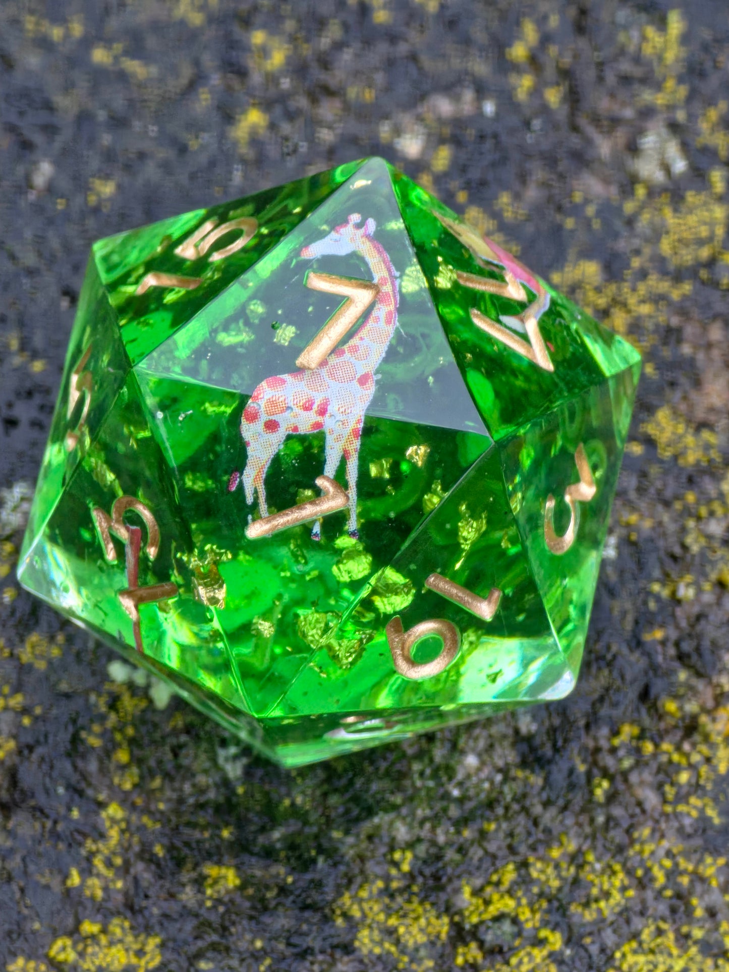 Detailaufnahme des „Tropical Habitat“ Würfels – zeigt die kleine Giraffe und funkelnde grüne Harzschichten.  
Close-up of the “Tropical Habitat” die – showing the tiny giraffe and shimmering green resin layers.