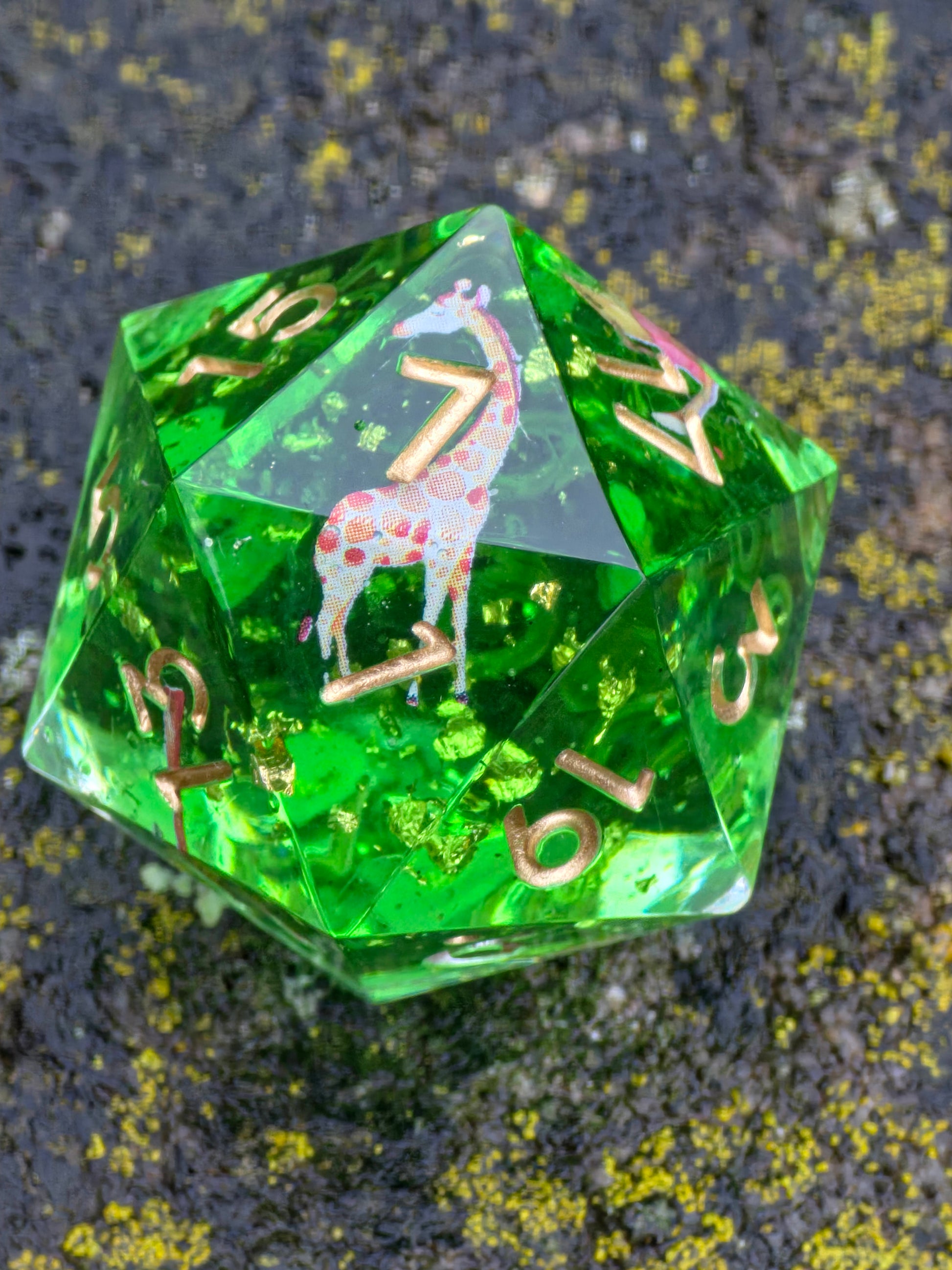 Detailaufnahme des „Tropical Habitat“ Würfels – zeigt die kleine Giraffe und funkelnde grüne Harzschichten.  
Close-up of the “Tropical Habitat” die – showing the tiny giraffe and shimmering green resin layers.