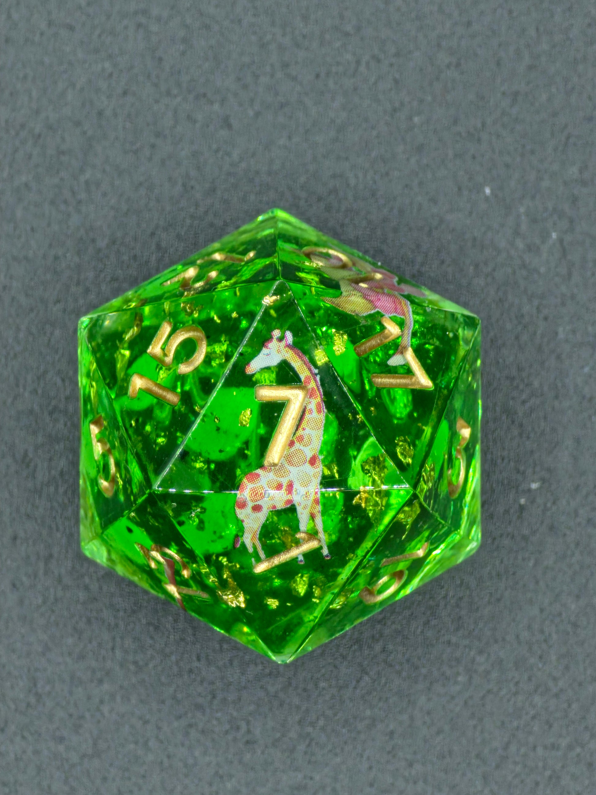 „Tropical Habitat“ Würfel in der Hand – zeigt leuchtendes Grün und transparente Harzstruktur mit Dschungel-Details.  
“Tropical Habitat” die held in hand – showing vivid green resin clarity and jungle-inspired details.