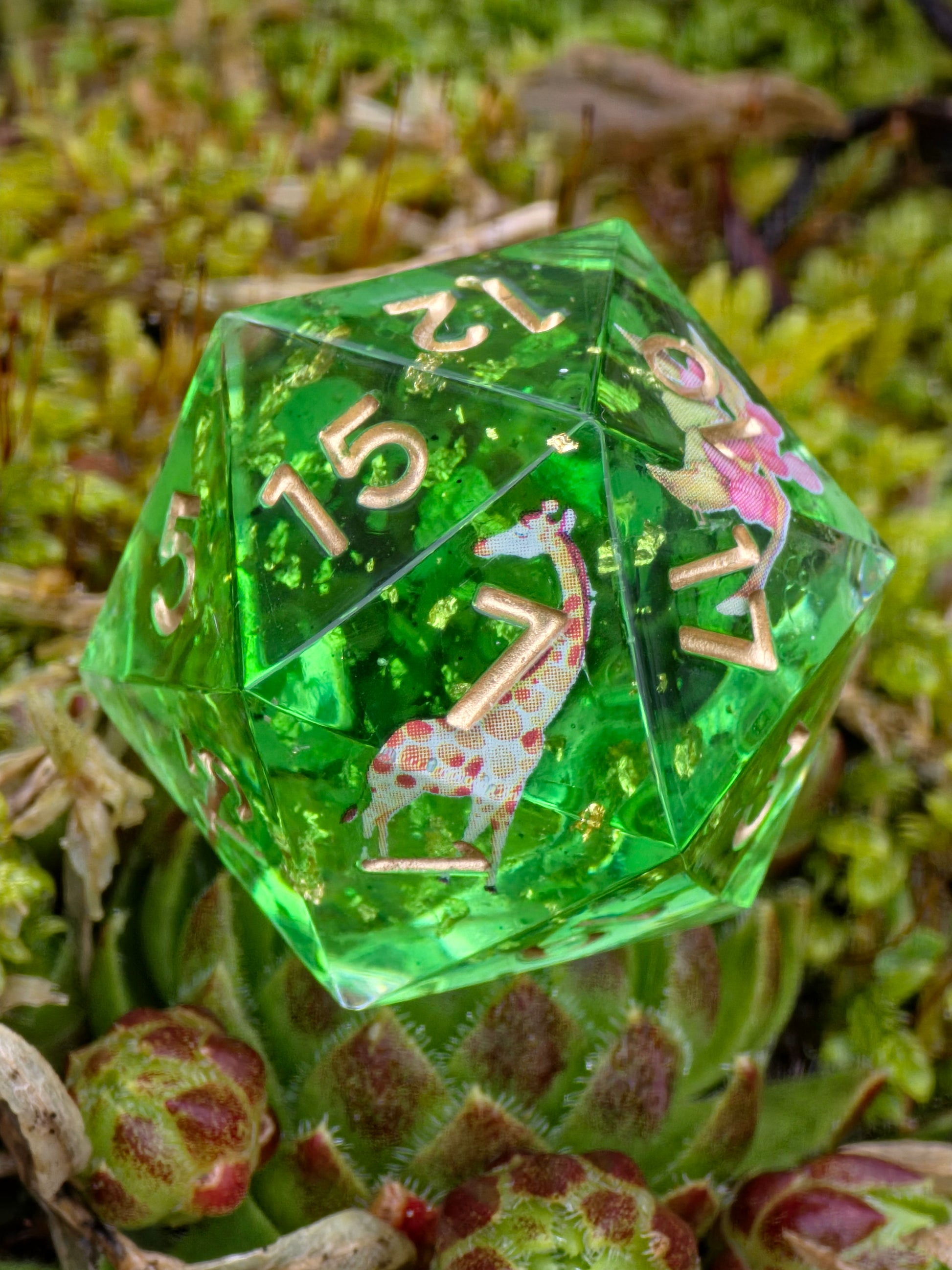 Handgemachter D20 Resinwürfel „Tropical Habitat“ mit Miniatur-Tieren, Palmen und tropischem Grün – inspiriert vom Regenwald.  
Handmade D20 resin die “Tropical Habitat” with miniature animals, palm trees and tropical green – inspired by the rainforest.