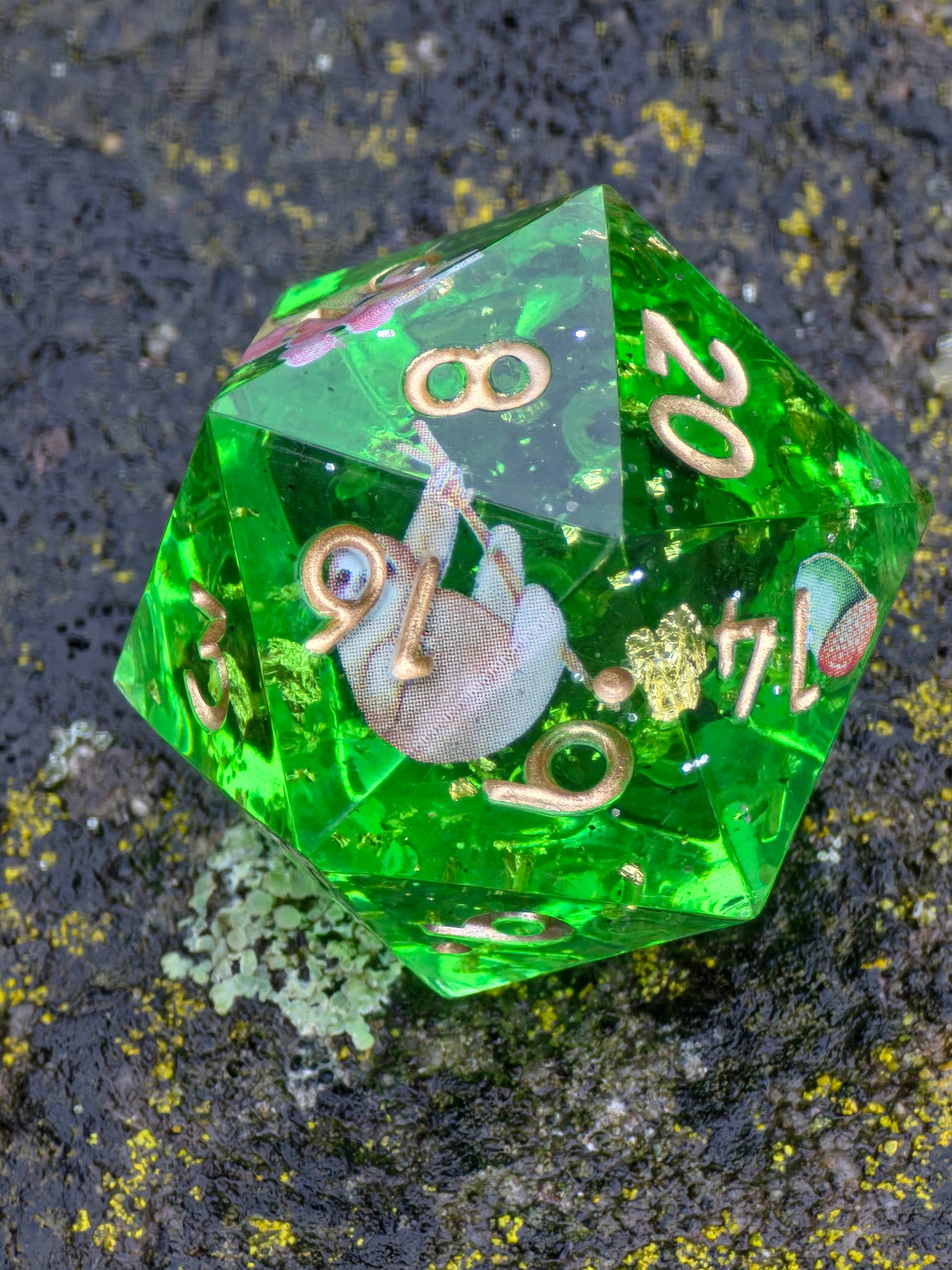 Seitenansicht des handgefertigten Würfels – mit einem kleinen Faultier und tropischem Glitzern im Inneren.  
Side view of the handmade die – featuring a tiny sloth and tropical sparkle within.