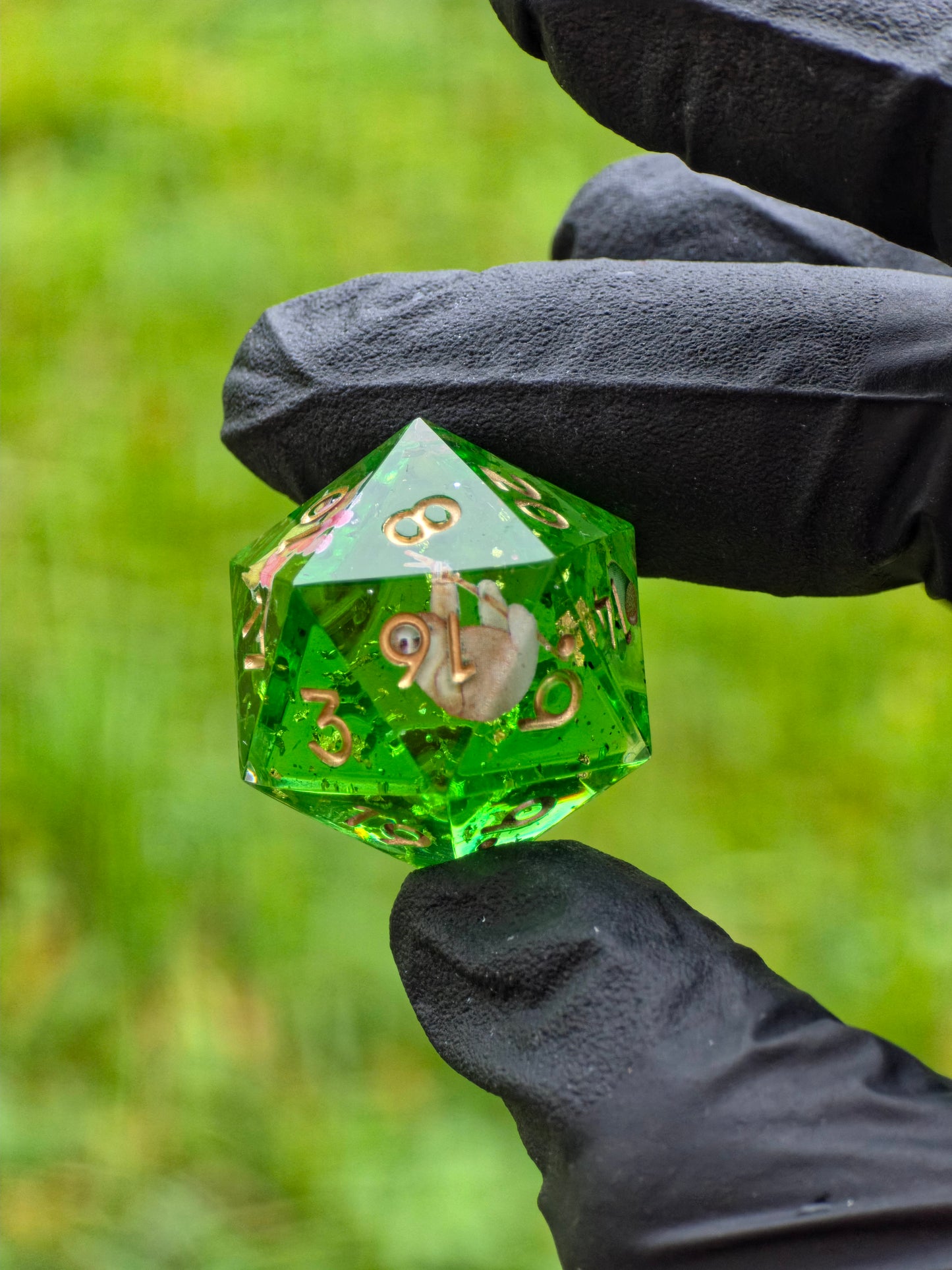 Studioaufnahme des D20 „Tropical Habitat“ – klare Linien, präzise Gravuren und intensives Smaragdgrün.  
Studio shot of the “Tropical Habitat” D20 – crisp facets, precise engravings and deep emerald-green color.